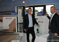 Ferry van der Ende en Rob van Hulzen bij de Airmix model T. Beide mannen hebben ook een woordje gehouden over de Airmix.